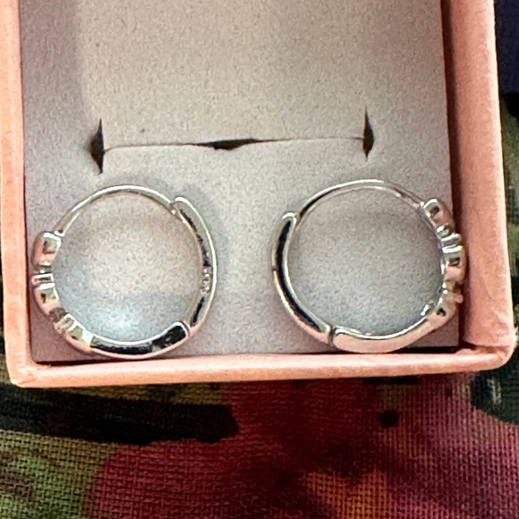 New Sterling Silver earrings. - Picture 2 of 4